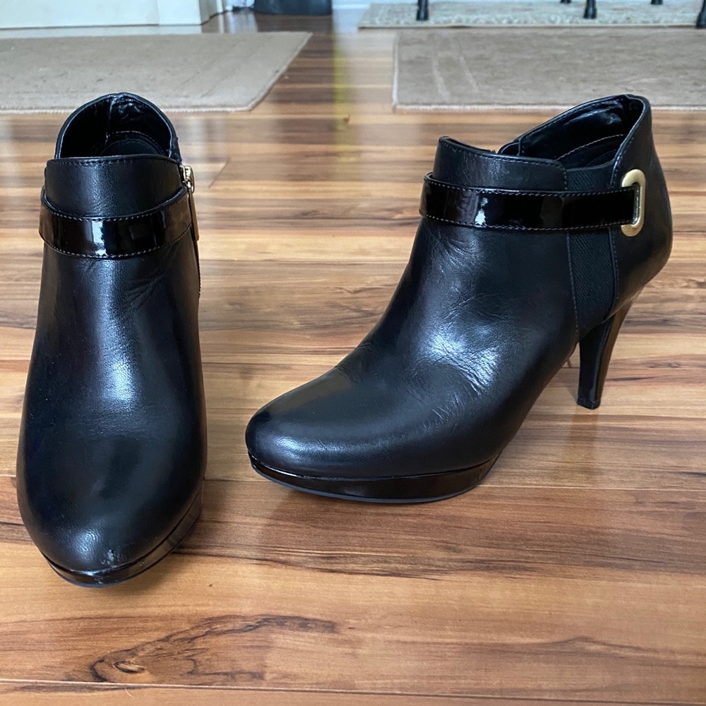 Bandolino Black Platform Shooties with Gold Buckle